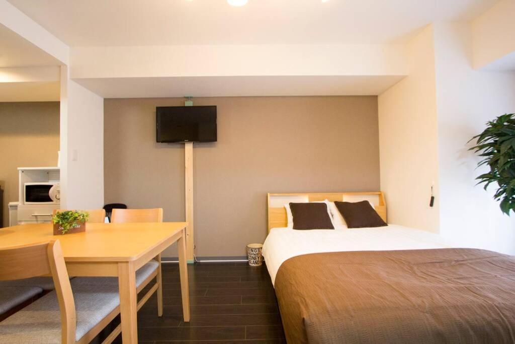 ようこそ札幌へ! 大通公園まで地下鉄10分 定員6名 Firetv完備 1階はセコマ Apartment Bagian luar foto